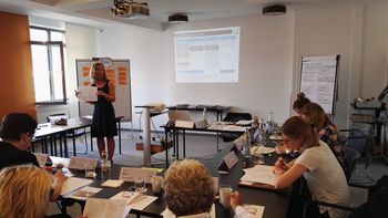 Q-Dozentin Lydia Albers berichtet zum Thema Mitarbeiterbindung